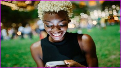 18 Clues That Someone Likes You, Based On How They Text